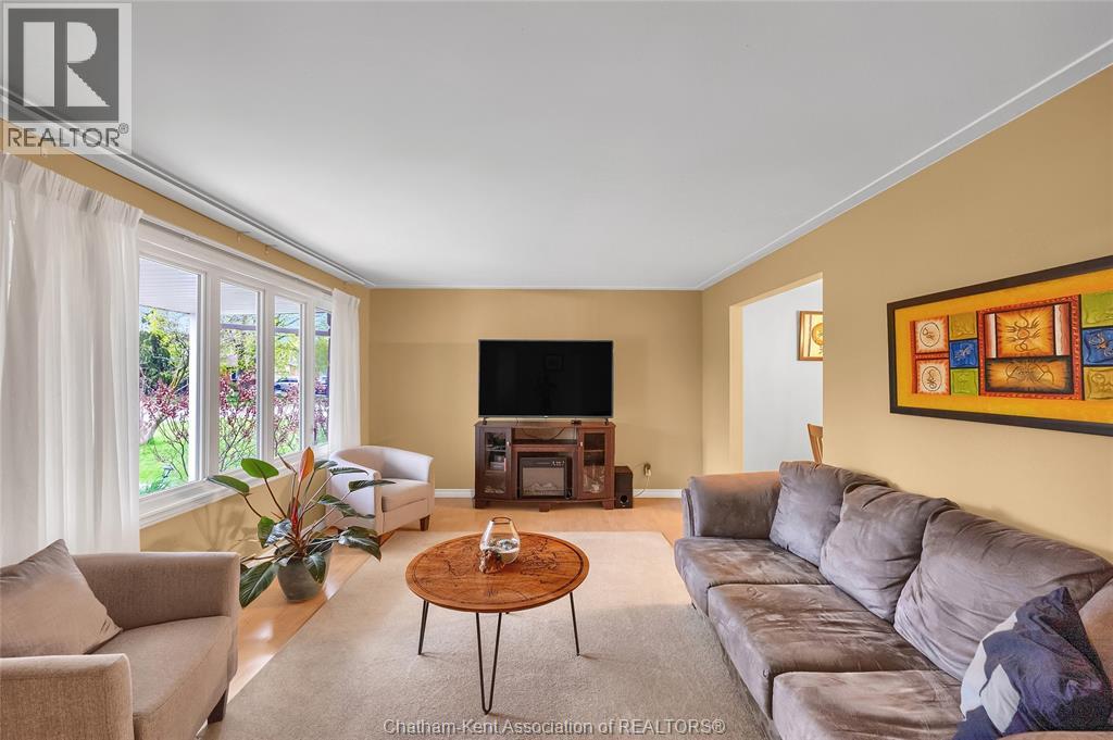 Photo 8 of 33 Sylvester Drive, Chatham ON