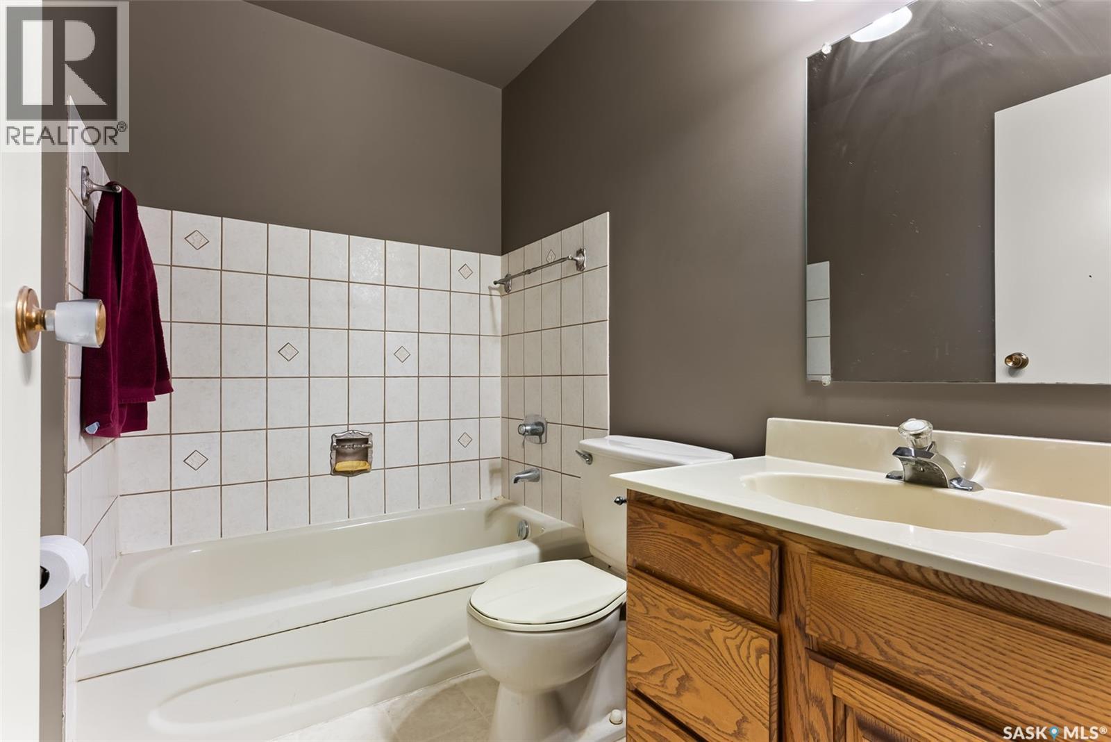 Photo 16 of 232 Nagel Crescent, Regina SK