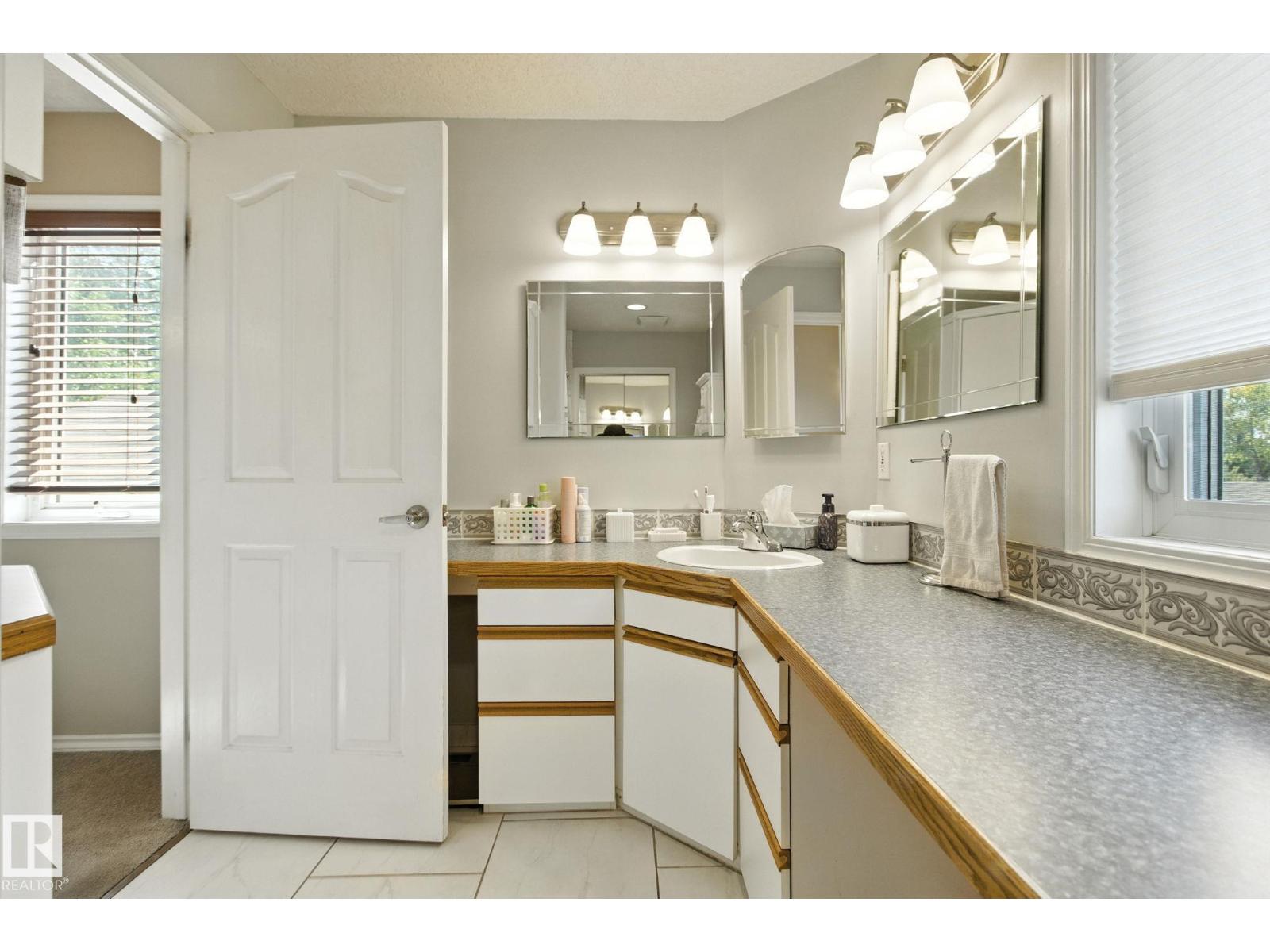 Photo 5 of 11530 71 St Nw, Edmonton AB