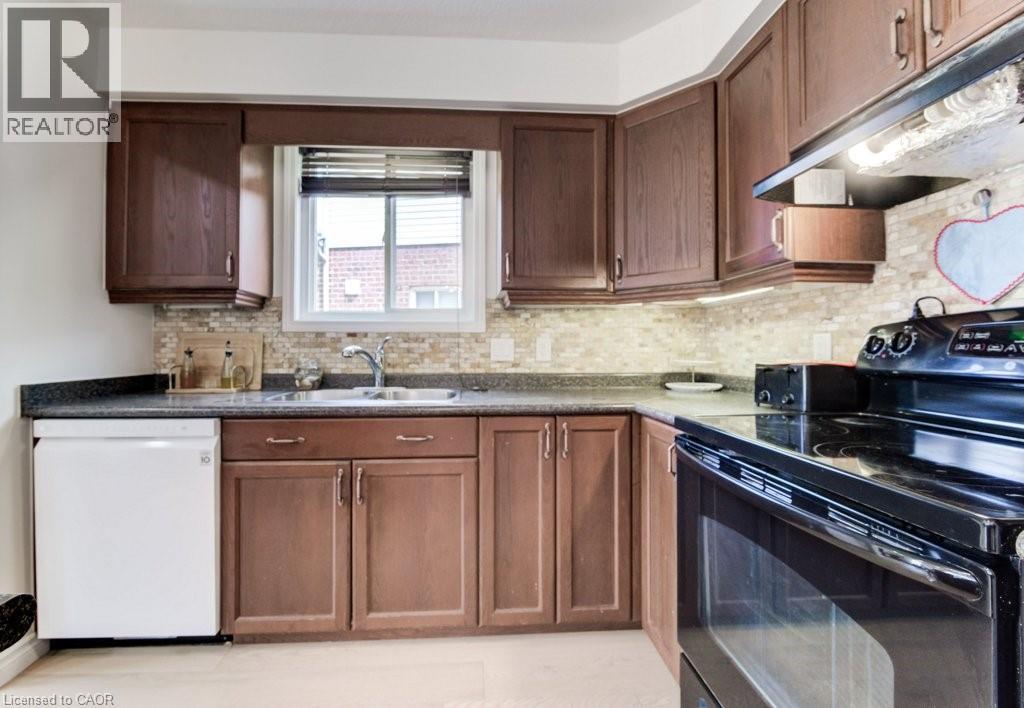 Photo 18 of 220 Lemon Grass Crescent, Kitchener ON