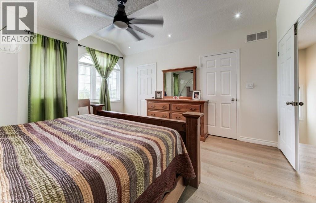 Photo 26 of 220 Lemon Grass Crescent, Kitchener ON