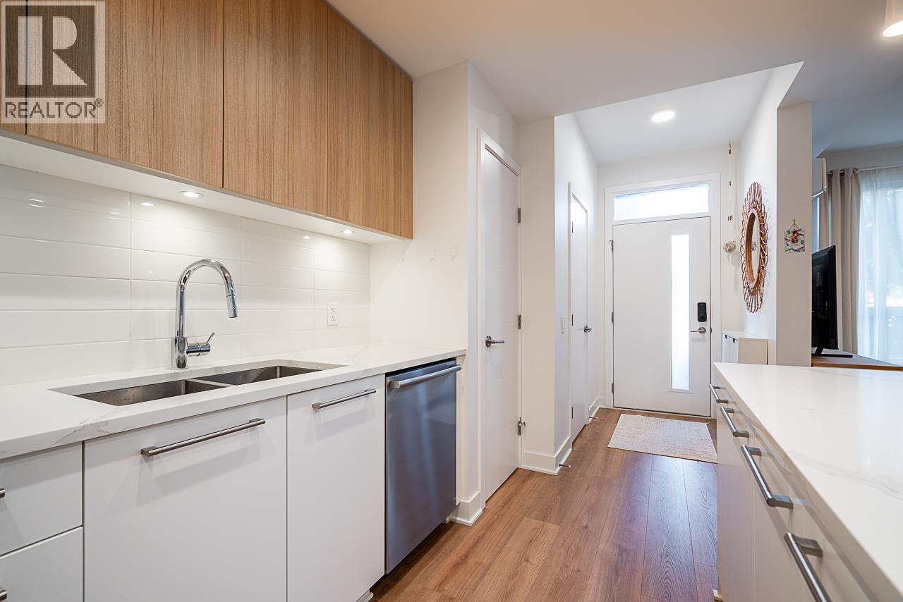Photo 4 of 103 2035 Glenaire Drive, North Vancouver BC