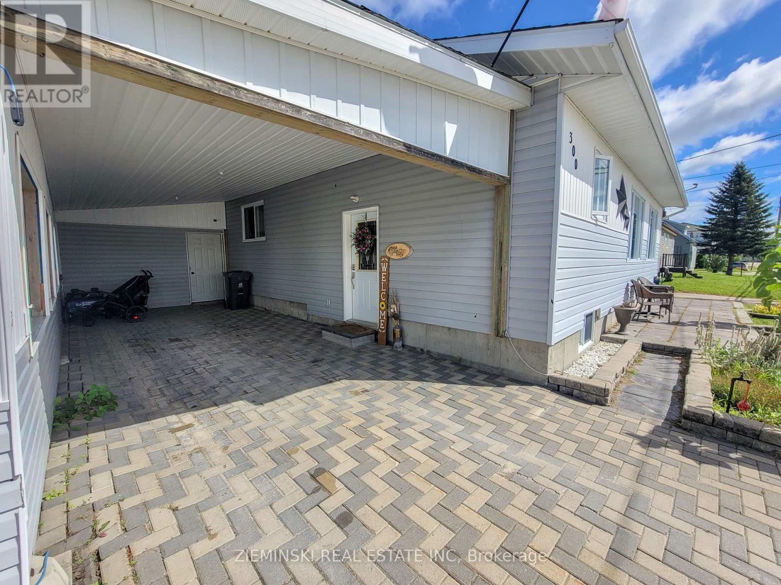 Photo 8 of 300 Teefy Street, Iroquois Falls ON