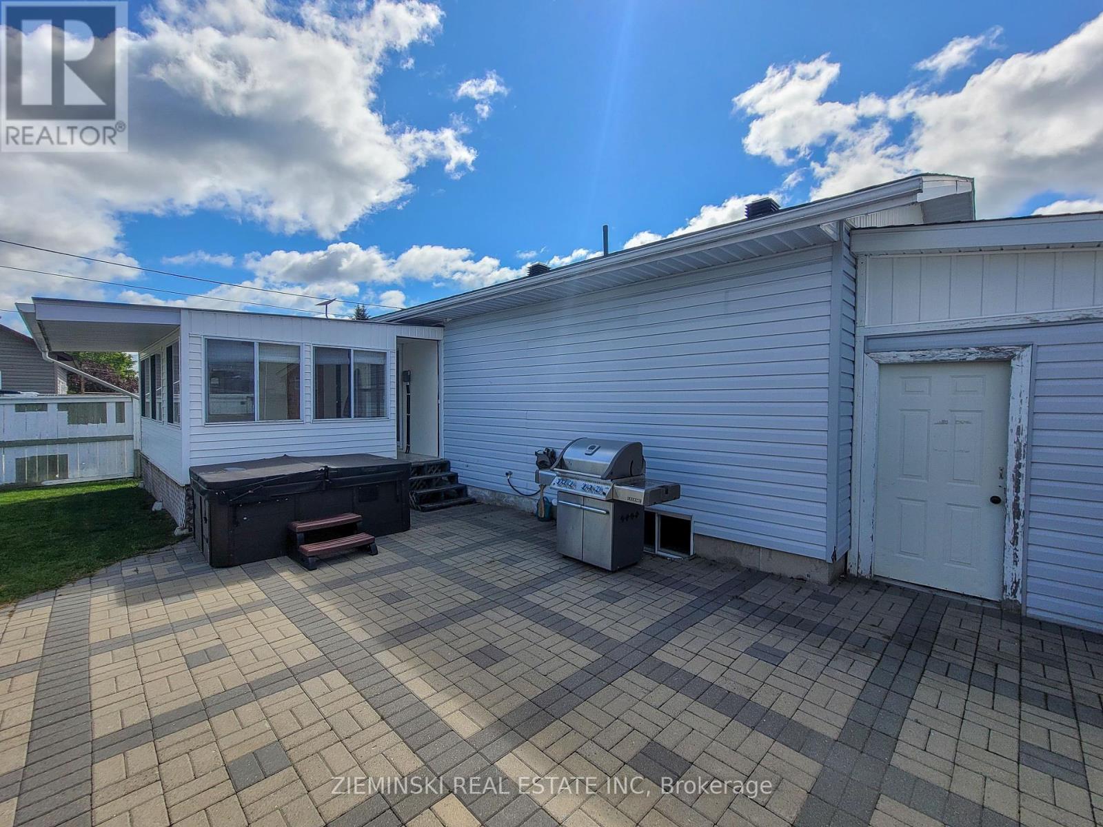 Photo 15 of 300 Teefy Street, Iroquois Falls ON
