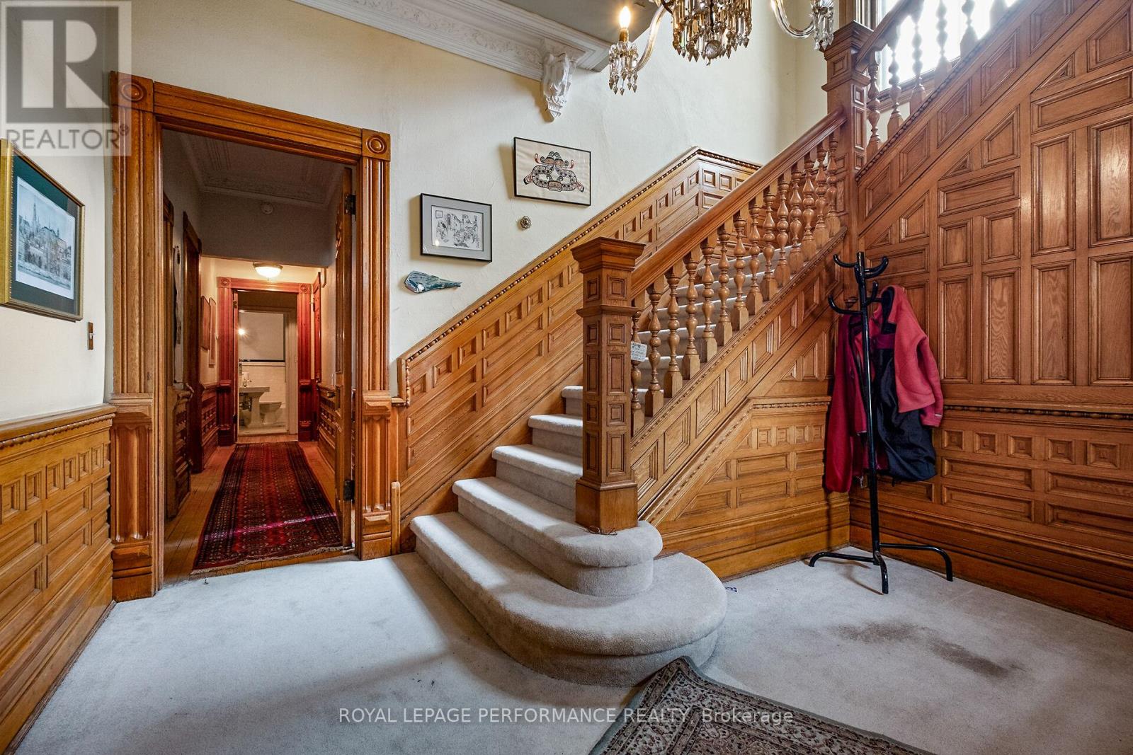 Access to ground fl. apt 2,159 sqft.
