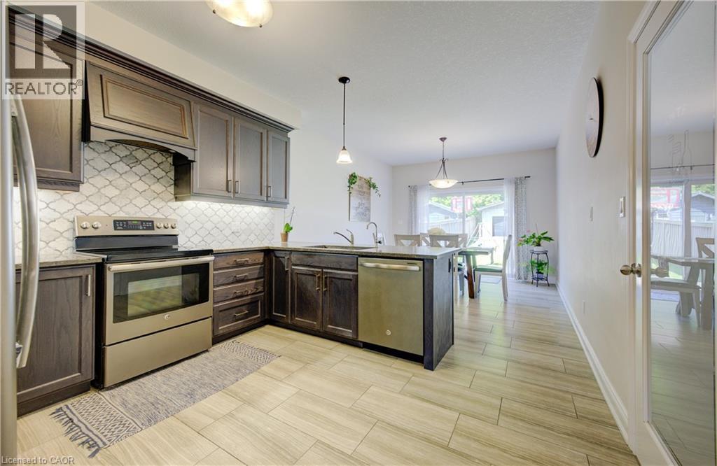 Photo 3 of 40 Fraserwood Court, Cambridge ON