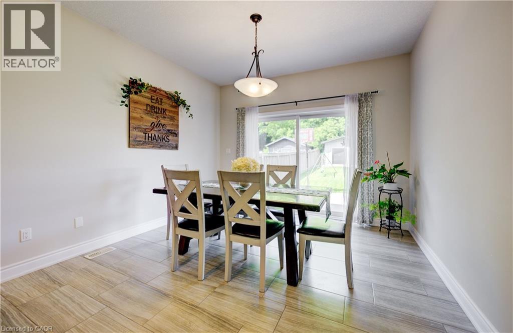 Photo 28 of 40 Fraserwood Court, Cambridge ON