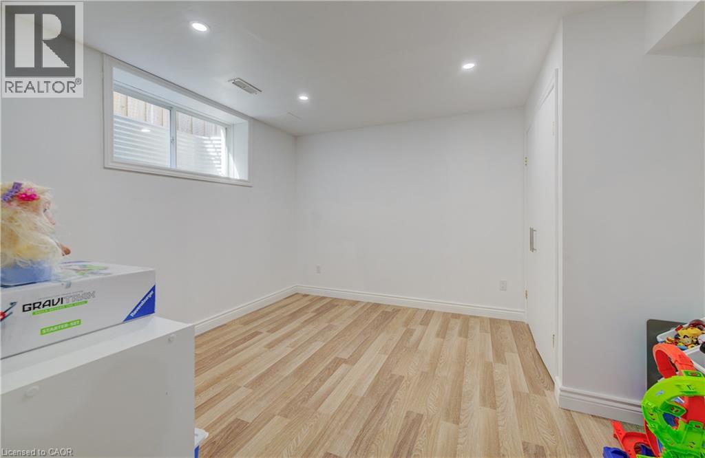 Photo 16 of 40 Fraserwood Court, Cambridge ON
