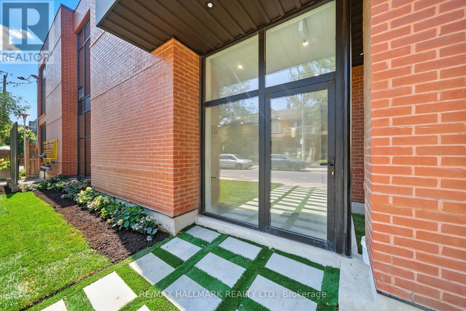 Photo 4 of 1 170 Perth Avenue, Toronto ON