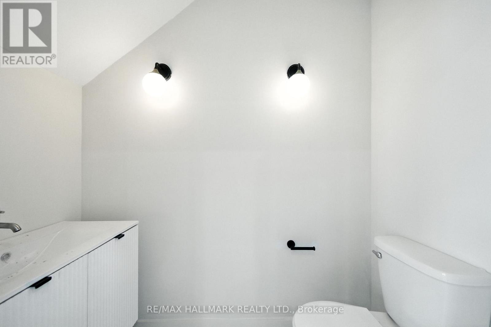 Photo 5 of 2 170 Perth Avenue, Toronto ON