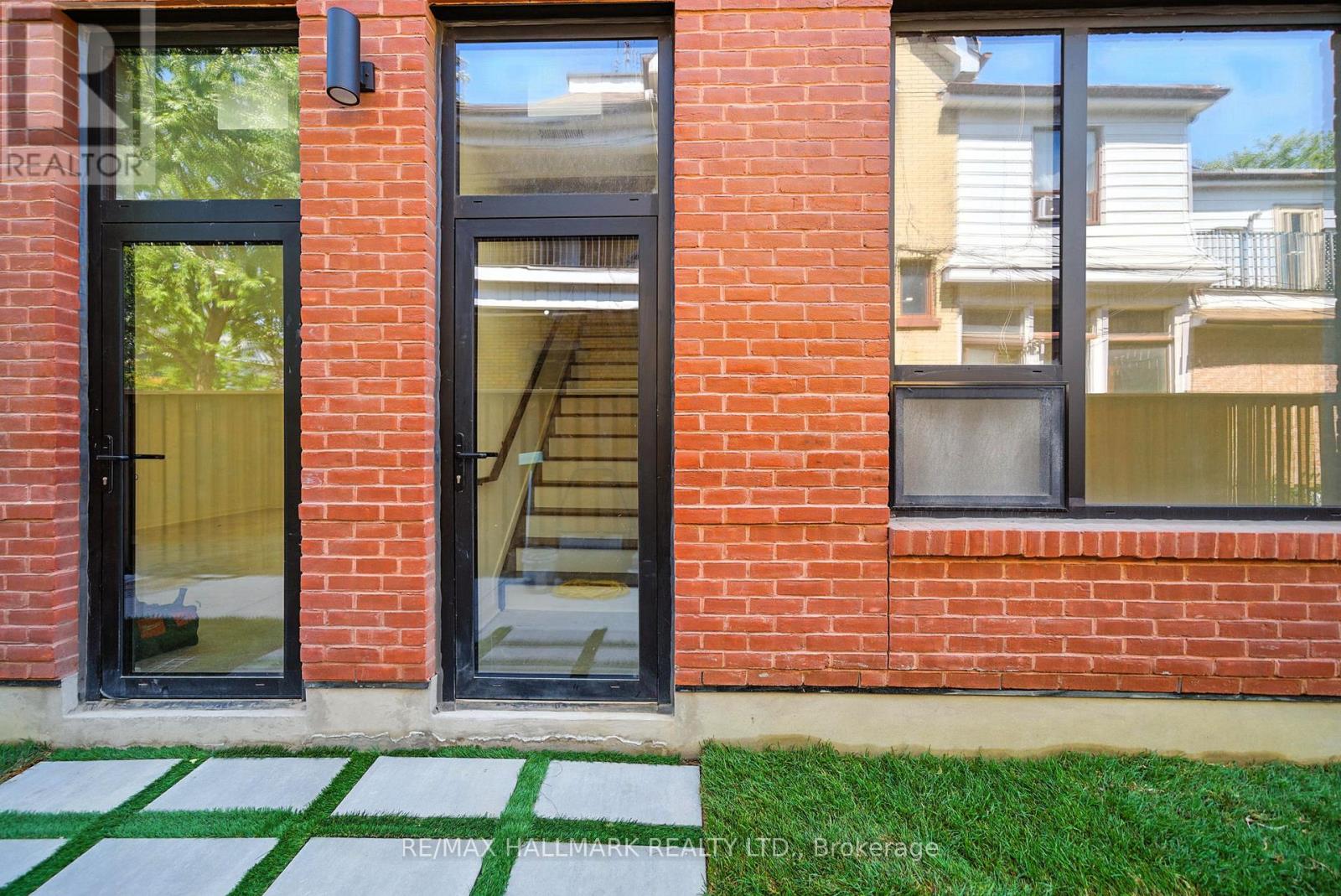 Photo 6 of 2 170 Perth Avenue, Toronto ON