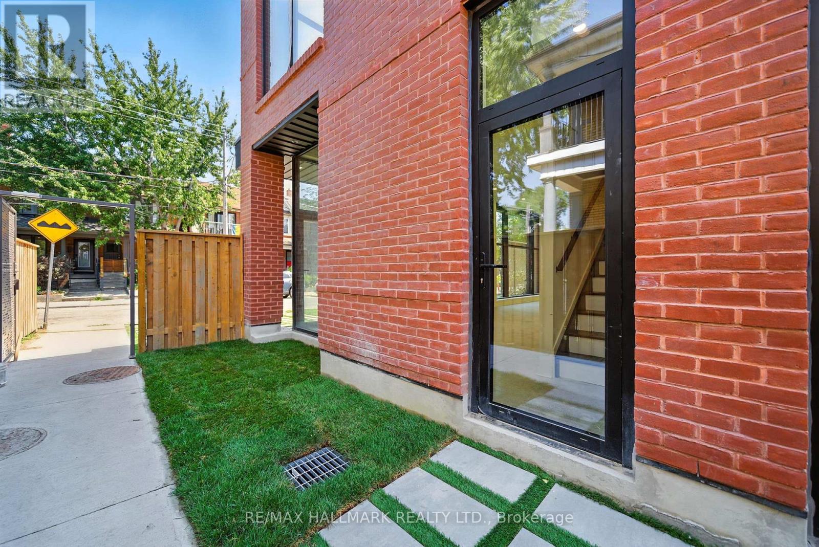 Photo 21 of 3 170 Perth Avenue, Toronto ON