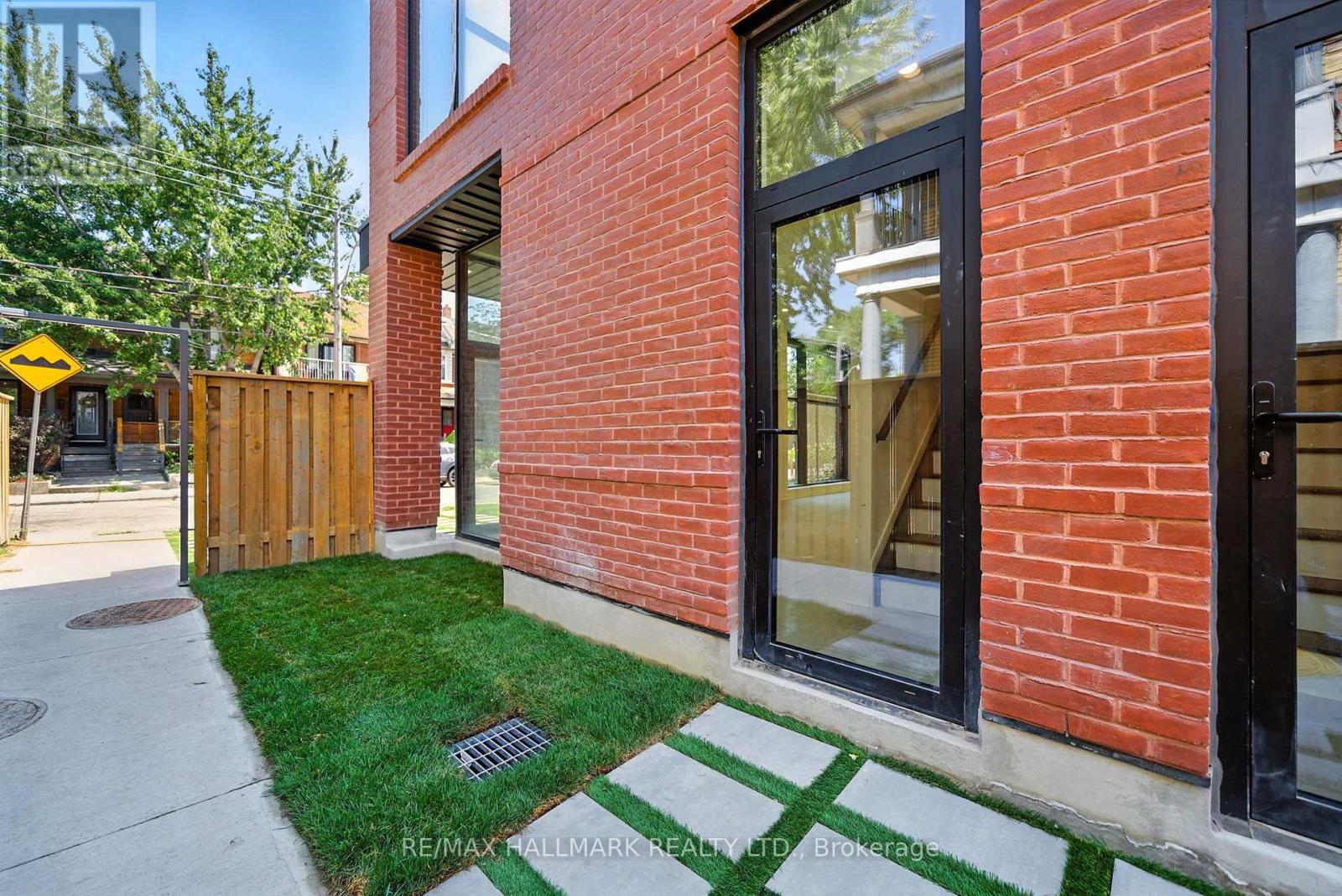 Photo 3 of 3 170 Perth Avenue, Toronto ON