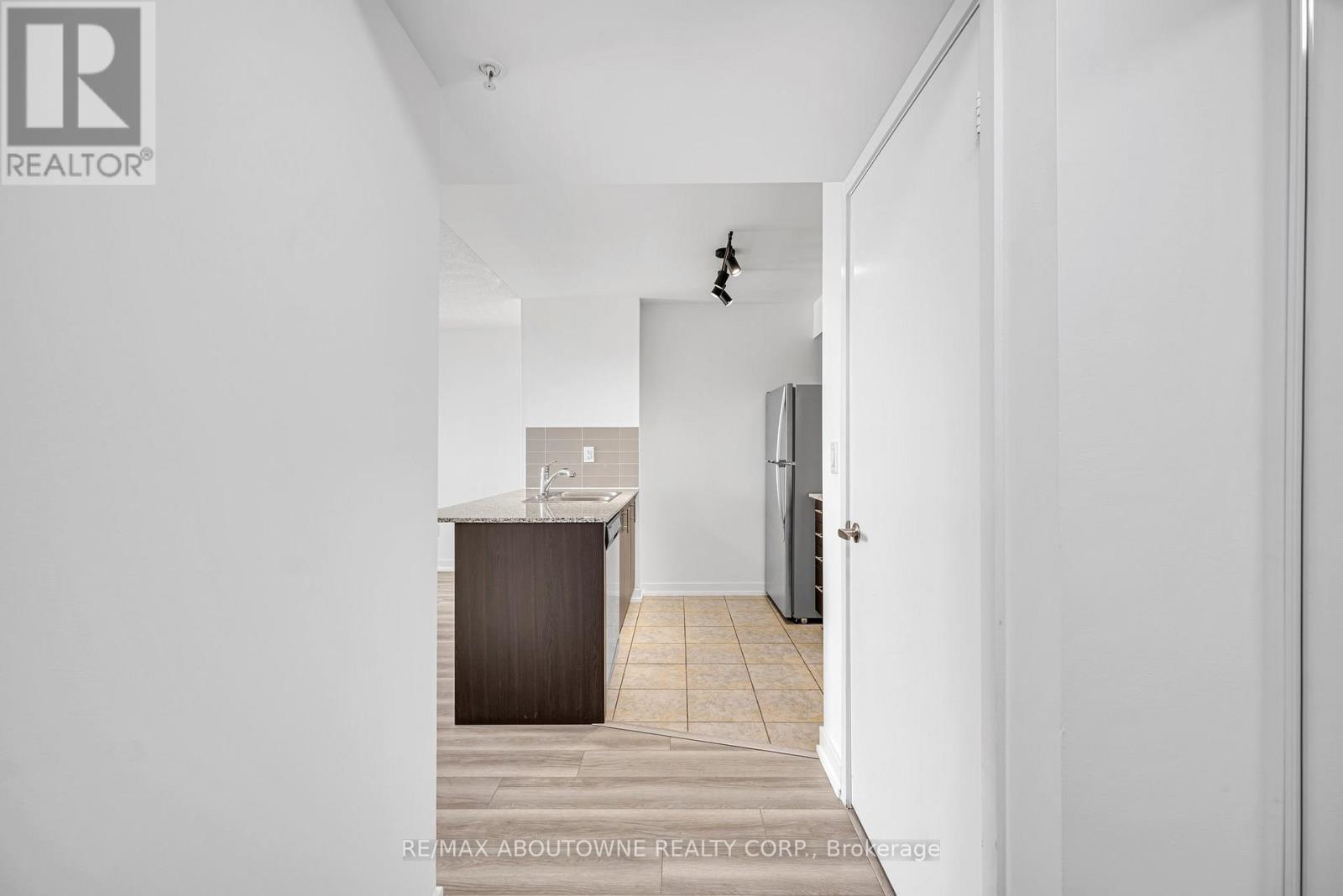 Photo 4 of 1105 1410 Dupont Street, Toronto ON