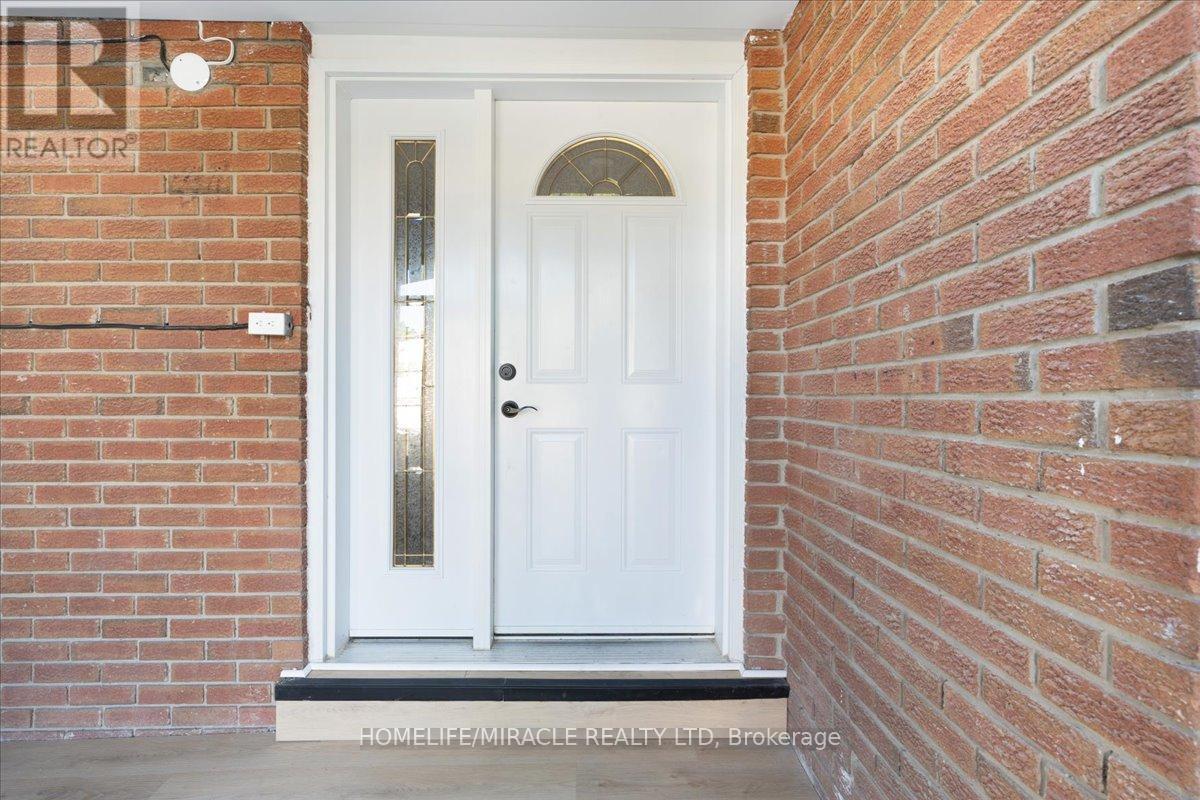 Photo 10 of 41 Horne Drive, Brampton ON