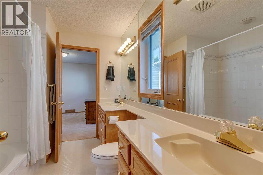 Photo 9 of 1517 Evergreen Hill Sw, Calgary AB