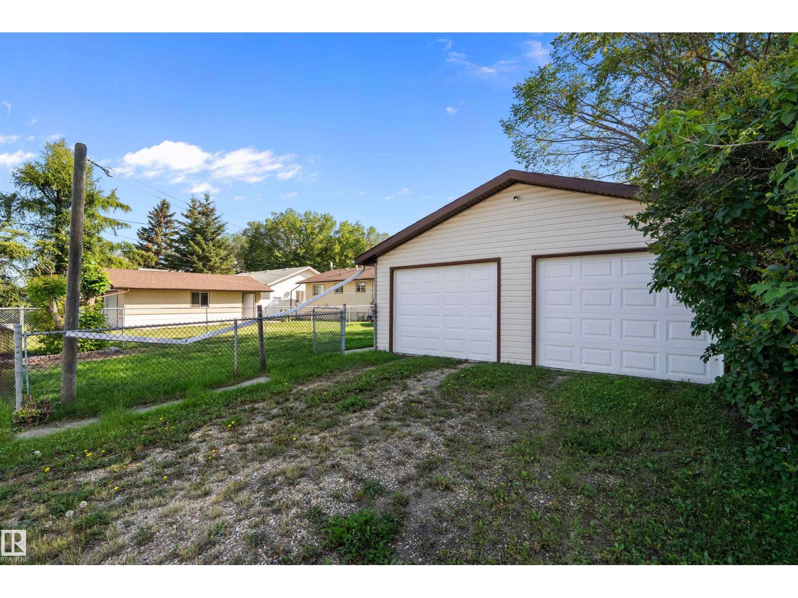 Photo 10 of 3904 53 St, Wetaskiwin AB