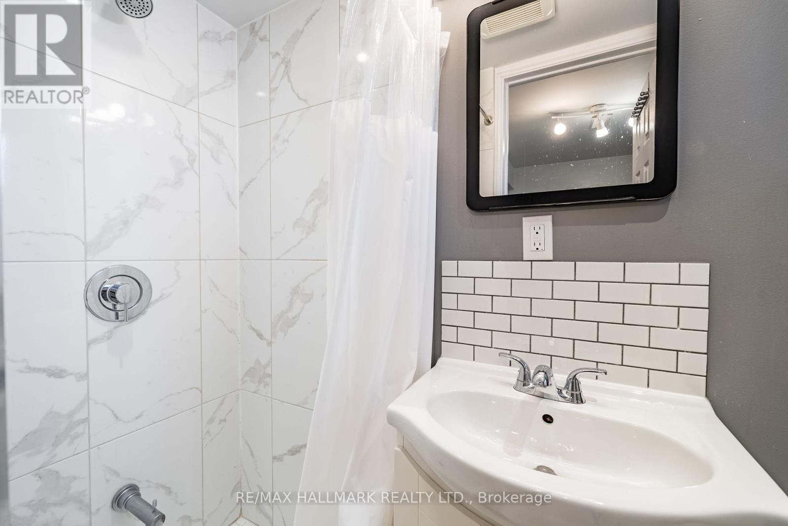 Photo 8 of 4 14 Innes Avenue, Toronto ON