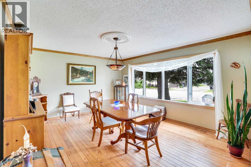 Photo 3 of 956 Parkvalley Way Se, Calgary AB