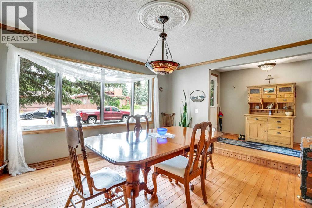 Photo 4 of 956 Parkvalley Way Se, Calgary AB