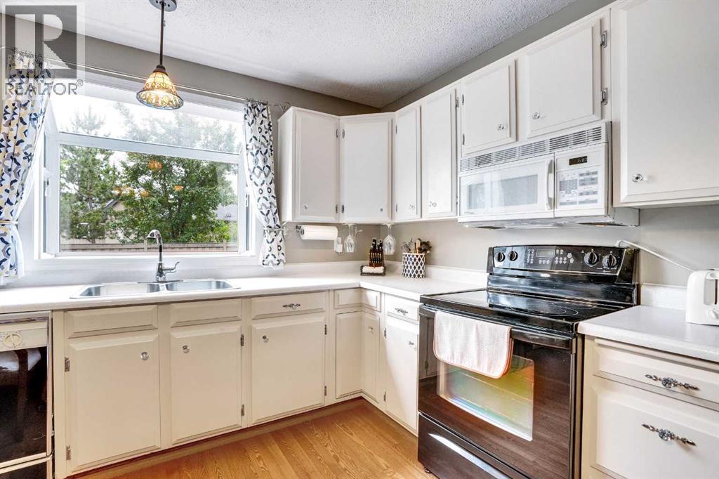 Photo 8 of 956 Parkvalley Way Se, Calgary AB