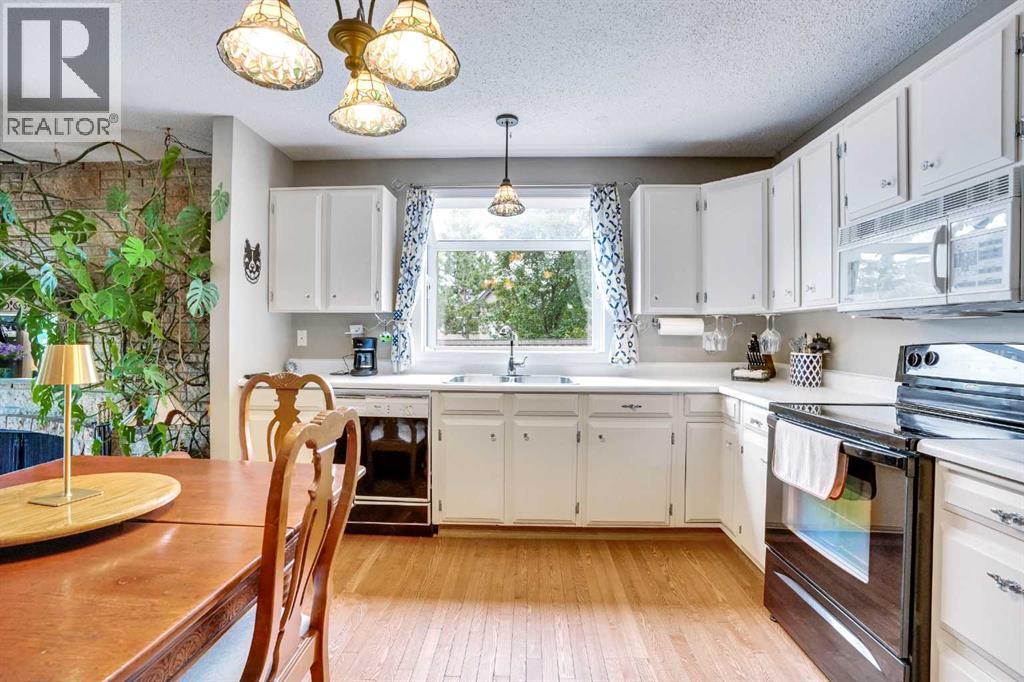 Photo 6 of 956 Parkvalley Way Se, Calgary AB