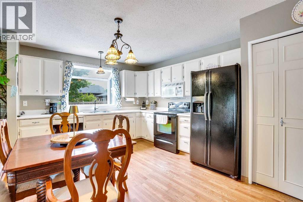 Photo 7 of 956 Parkvalley Way Se, Calgary AB