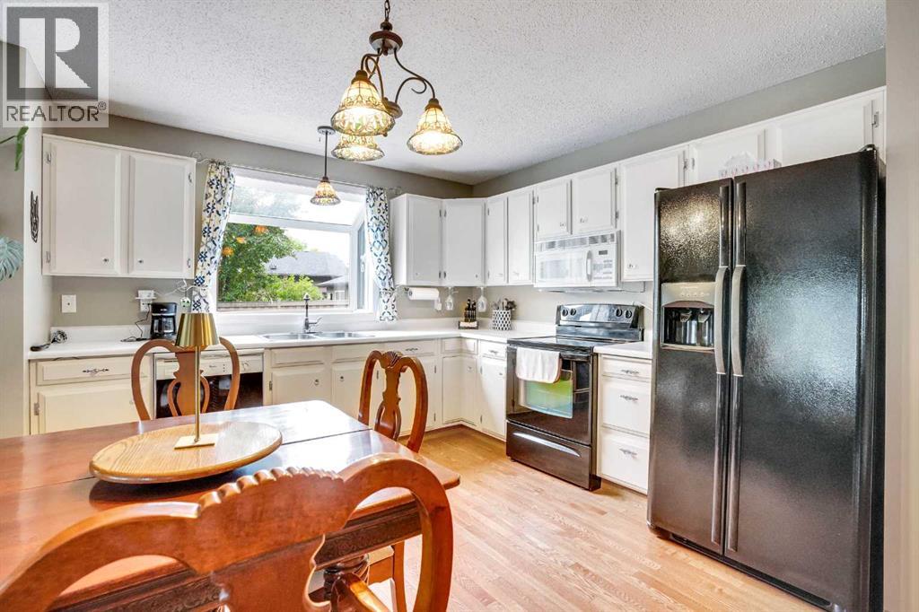 Photo 10 of 956 Parkvalley Way Se, Calgary AB