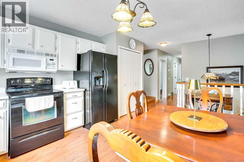 Photo 11 of 956 Parkvalley Way Se, Calgary AB