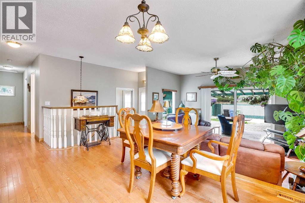Photo 15 of 956 Parkvalley Way Se, Calgary AB