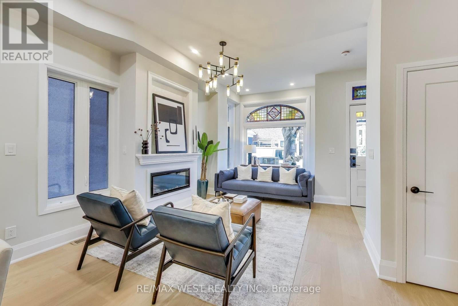 Photo 2 of 21 Rolyat Street, Toronto ON