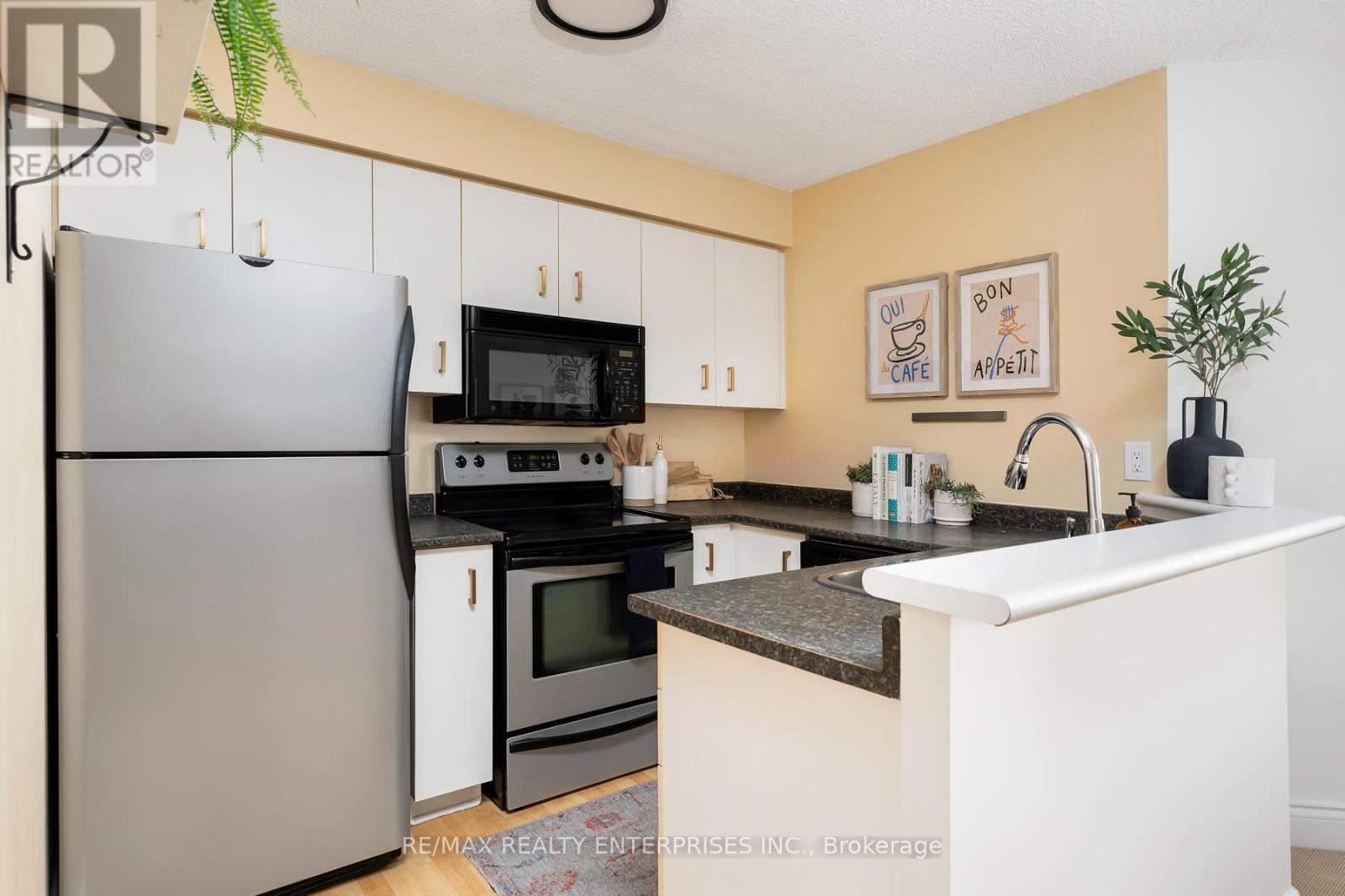 Photo 4 of 610 25 Grenville Street, Toronto ON