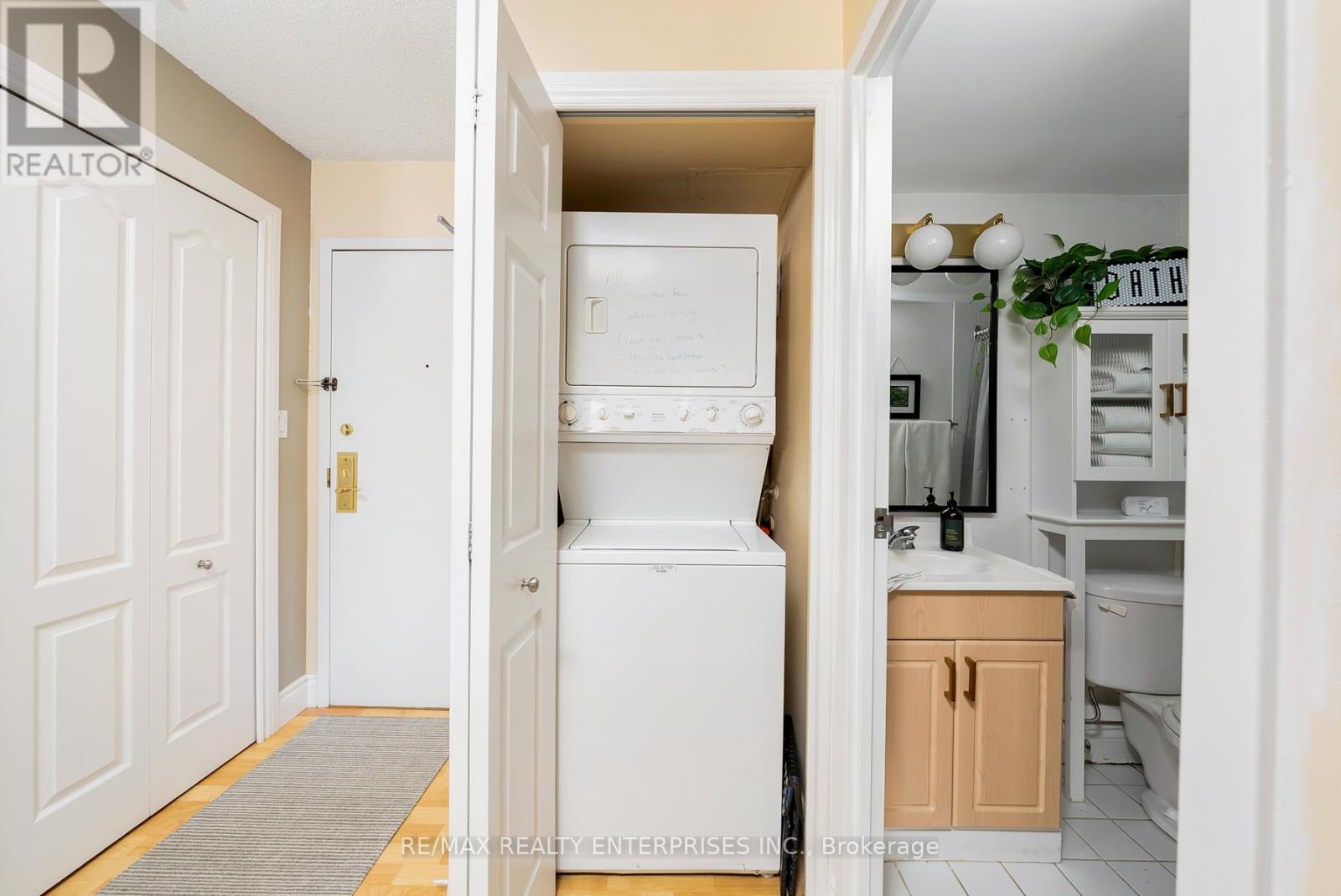 Photo 2 of 610 25 Grenville Street, Toronto ON