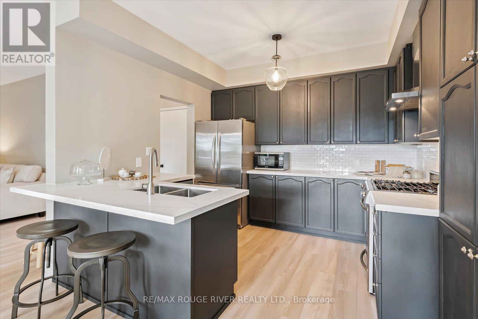 Photo 10 of 19 Gilchrist Court, Whitby ON