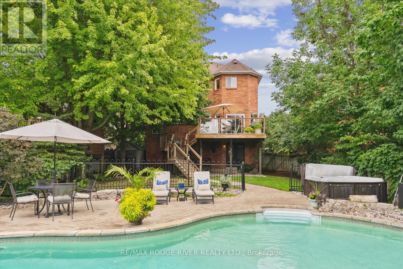 Photo 2 of 19 Gilchrist Court, Whitby ON