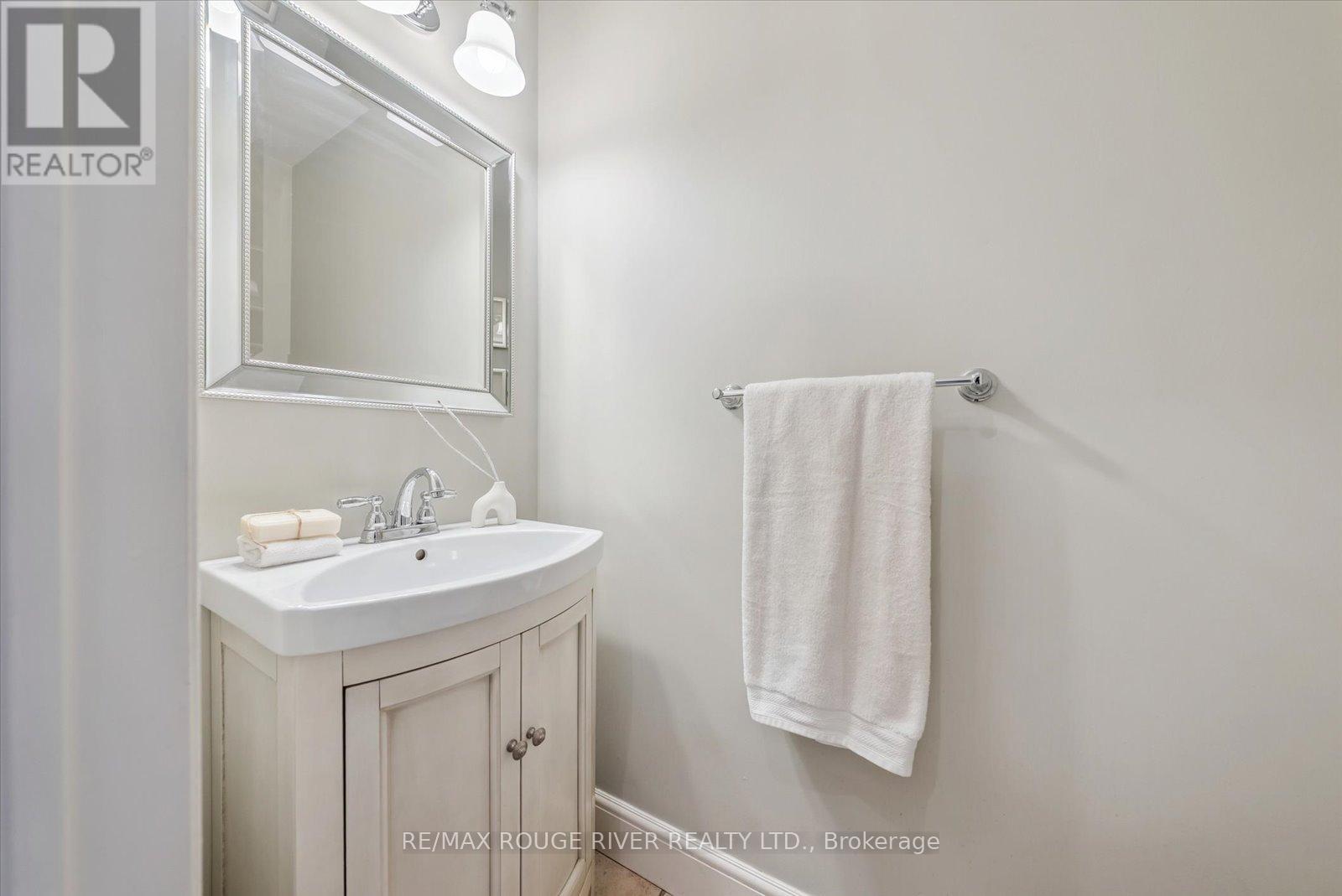 Photo 21 of 19 Gilchrist Court, Whitby ON