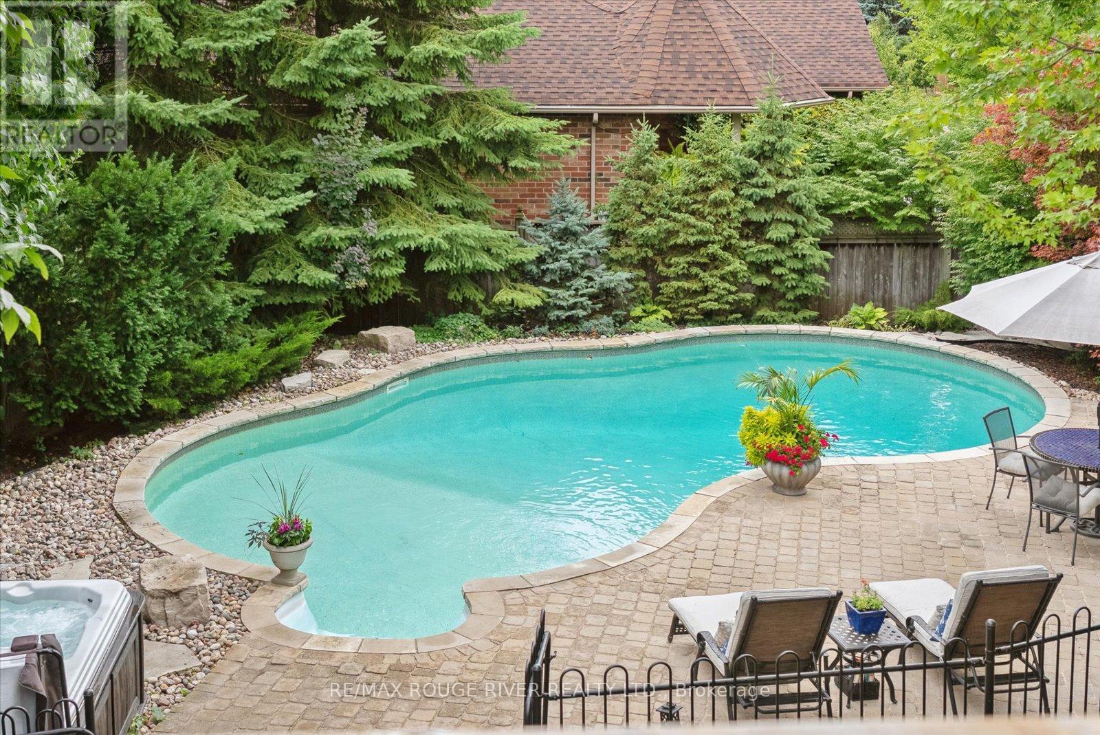 Photo 3 of 19 Gilchrist Court, Whitby ON