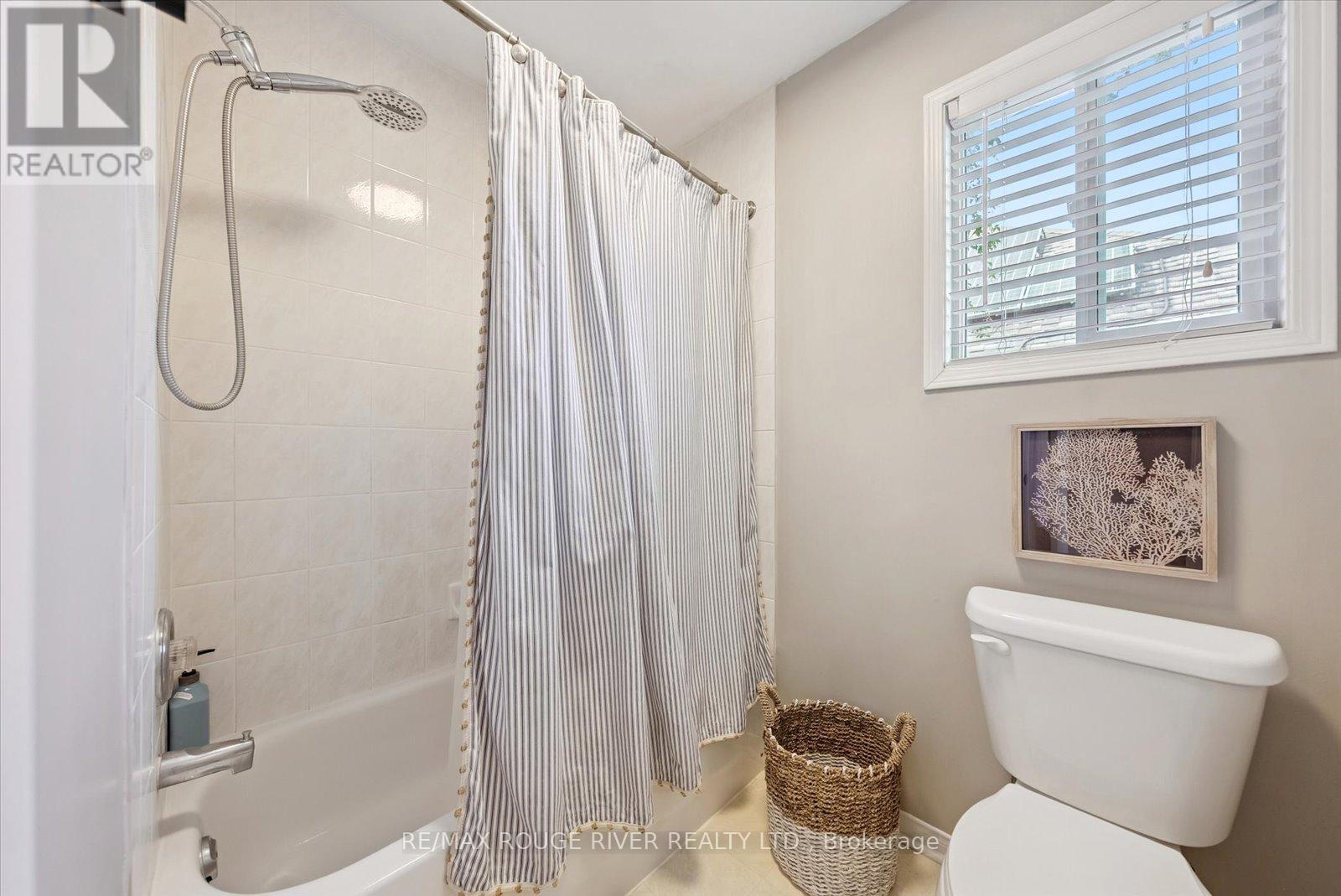 Photo 32 of 19 Gilchrist Court, Whitby ON