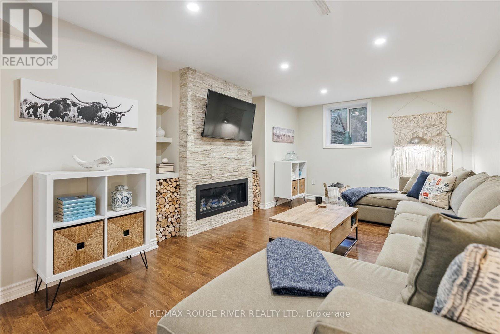 Photo 36 of 19 Gilchrist Court, Whitby ON