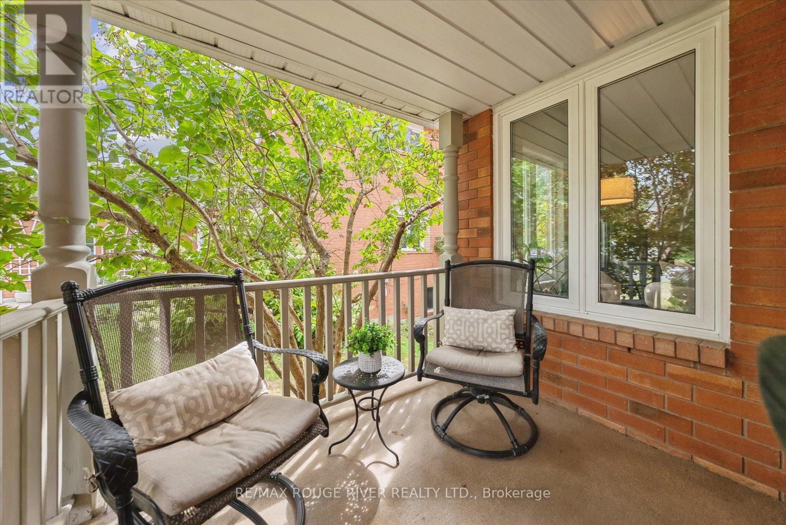 Photo 4 of 19 Gilchrist Court, Whitby ON
