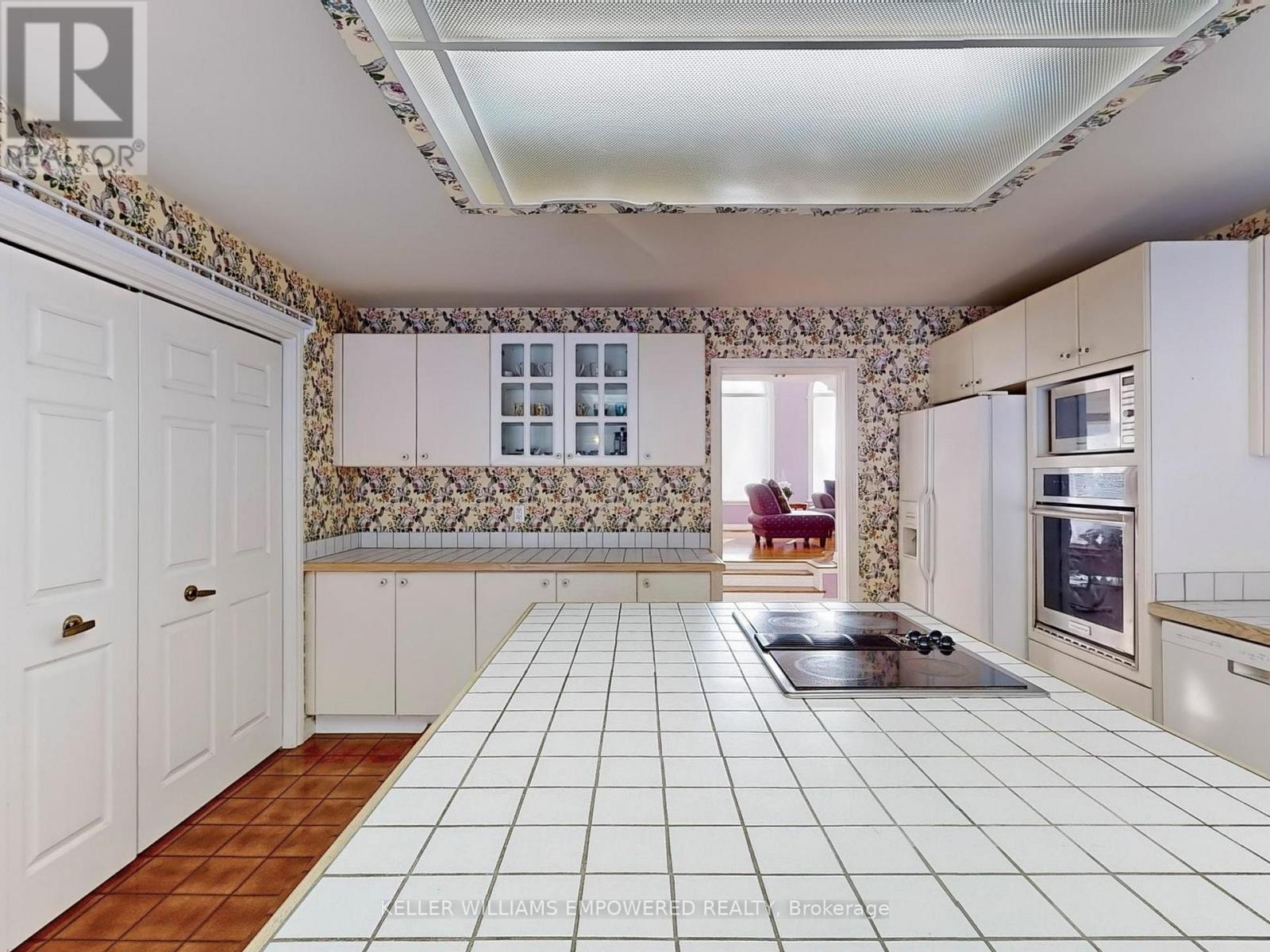 Photo 9 of 315 Woodland Acres Crescent, Vaughan ON