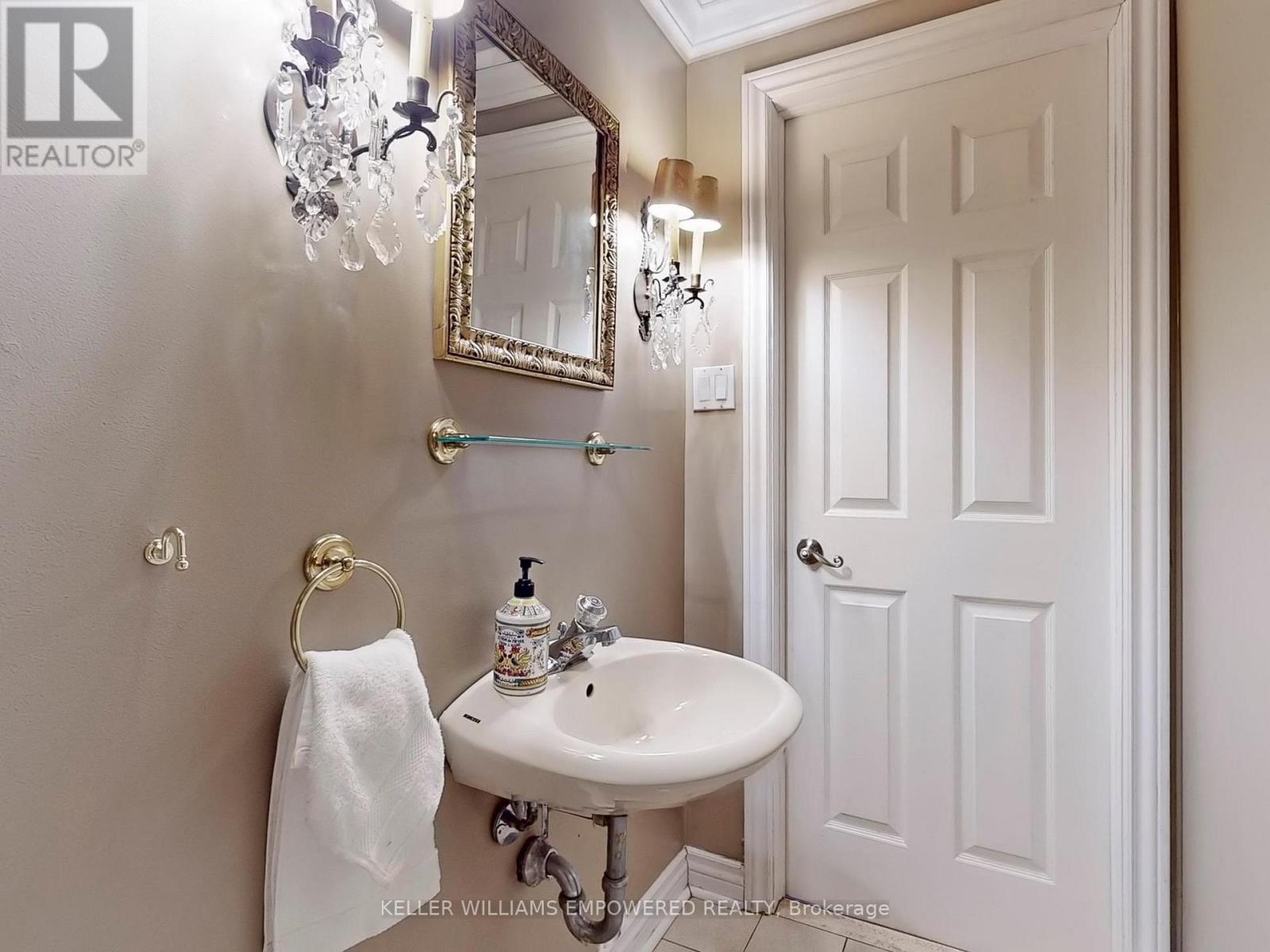 Photo 20 of 315 Woodland Acres Crescent, Vaughan ON