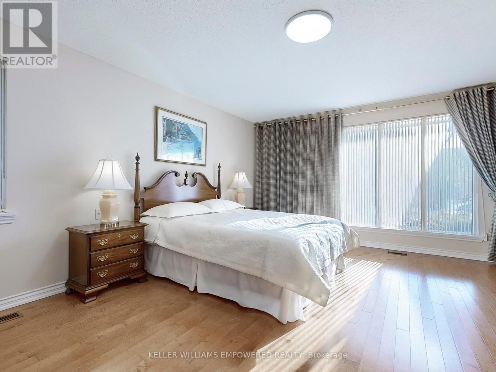 Photo 40 of 315 Woodland Acres Crescent, Vaughan ON