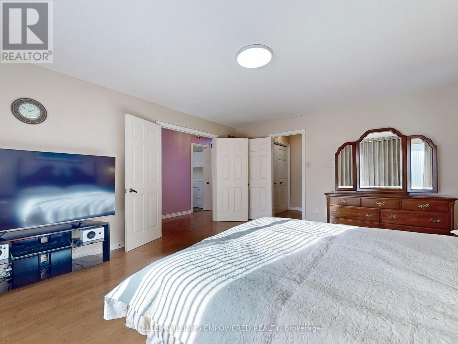 Photo 14 of 315 Woodland Acres Crescent, Vaughan ON