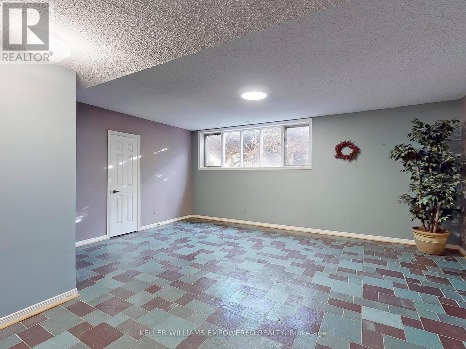 Photo 4 of 315 Woodland Acres Crescent, Vaughan ON