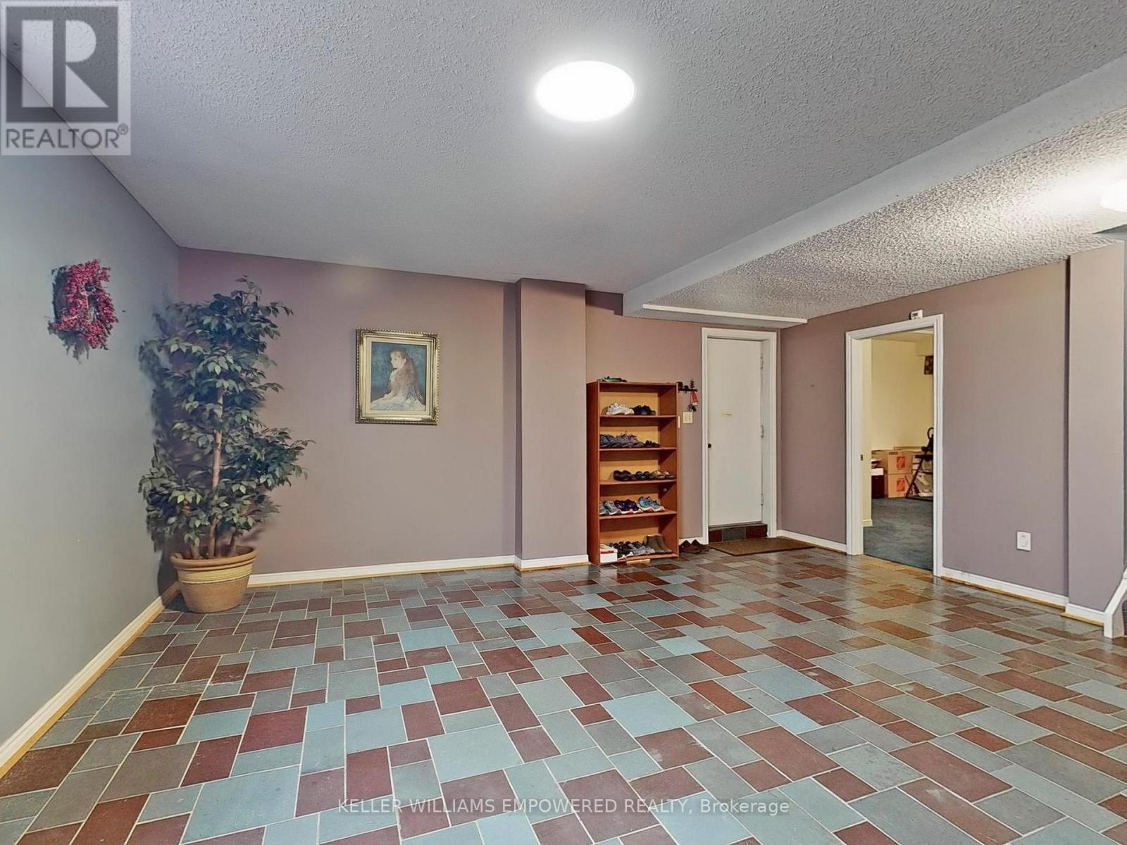 Photo 32 of 315 Woodland Acres Crescent, Vaughan ON
