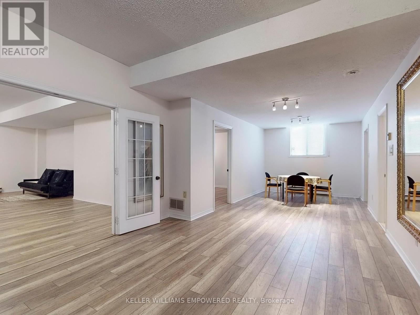Photo 17 of 315 Woodland Acres Crescent, Vaughan ON