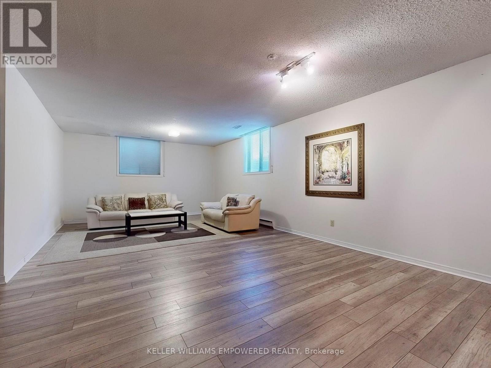 Photo 6 of 315 Woodland Acres Crescent, Vaughan ON