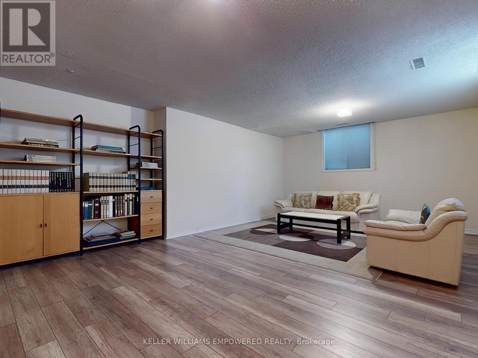 Photo 35 of 315 Woodland Acres Crescent, Vaughan ON