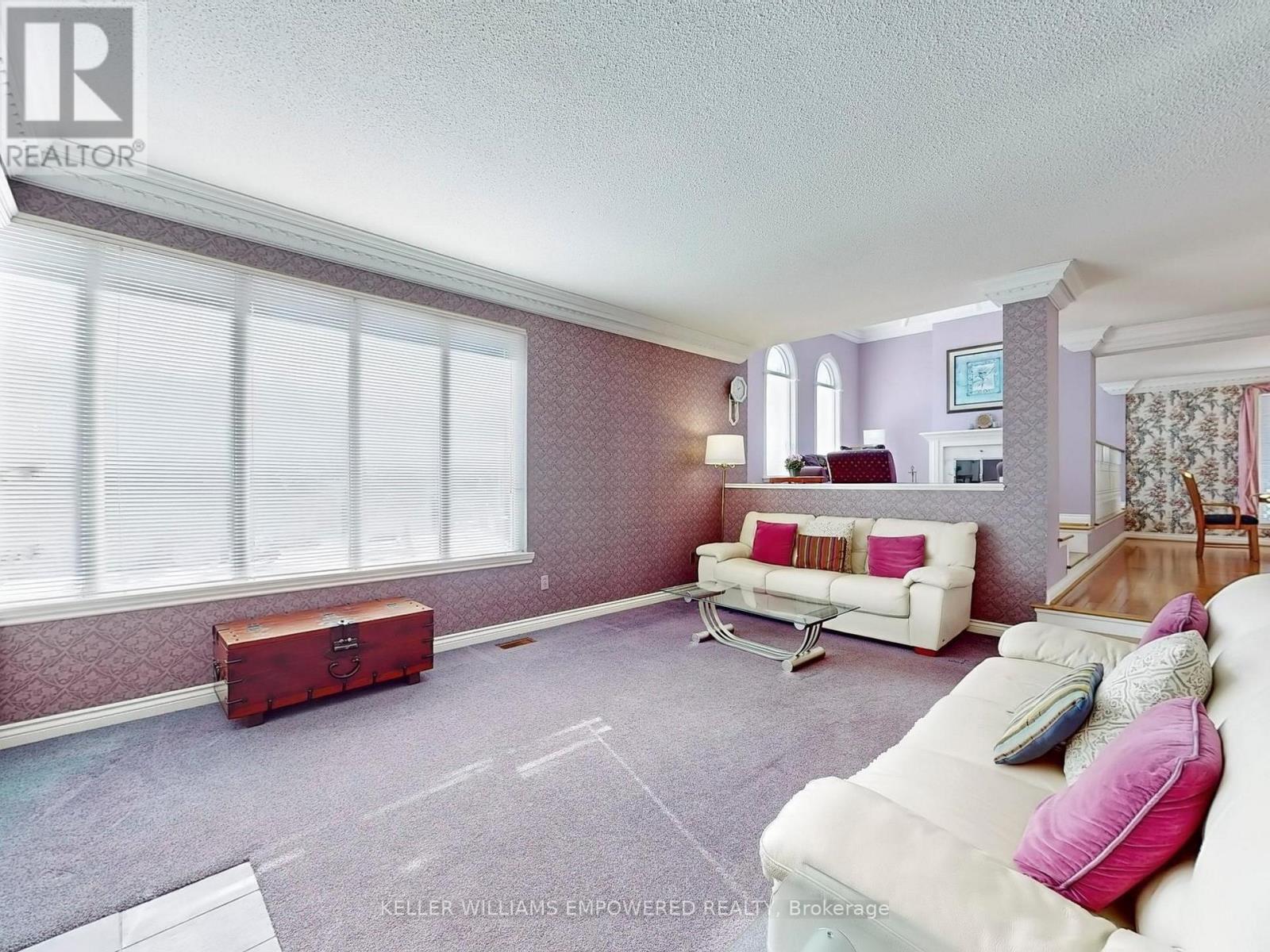 Photo 8 of 315 Woodland Acres Crescent, Vaughan ON